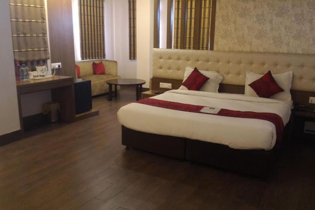 Hotel Sandstone Inn Lucknow Exterior photo
