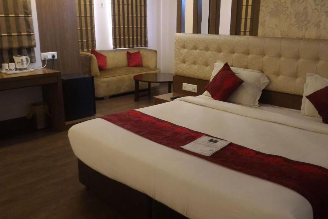 Hotel Sandstone Inn Lucknow Exterior photo